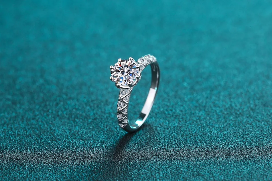 Bague Moissanite Plaqué Or Pt950 pour Femme en Argent S925, un bijou étincelant pour exprimer votre style et féminité.