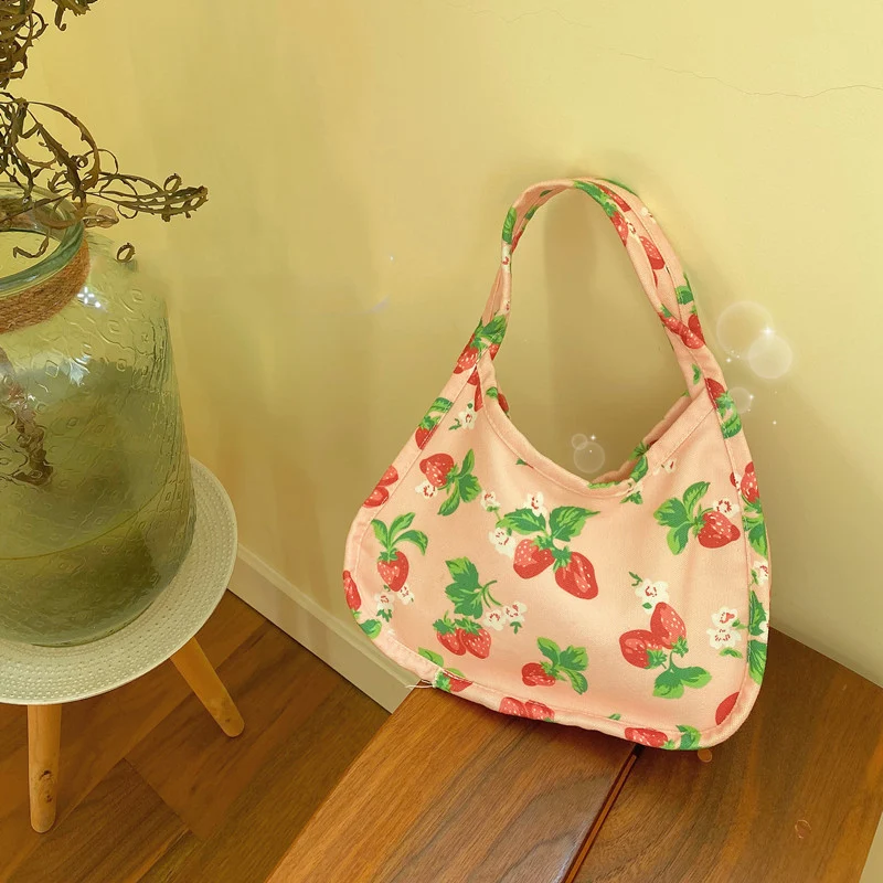 Sacoche aisselle fraise de niche française, design unique et tendance. Emportez l'essentiel avec élégance et ajoutez une touche fruitée à votre style.