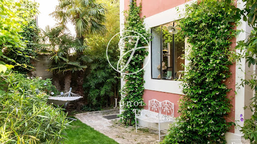 House with garden 4