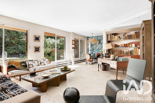 Living room with bookshelf and garden view - Prestige property for sale in Saint-Cloud, 6 rooms, 4 bedrooms