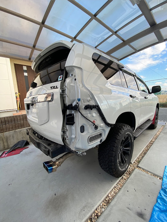 ランドクルーザープラドの防犯アラーム発報！！・盗難怖い・塗装DIY・リフレクター交換・リアバンパー取り外しに関するカスタム事例の投稿画像1枚目
