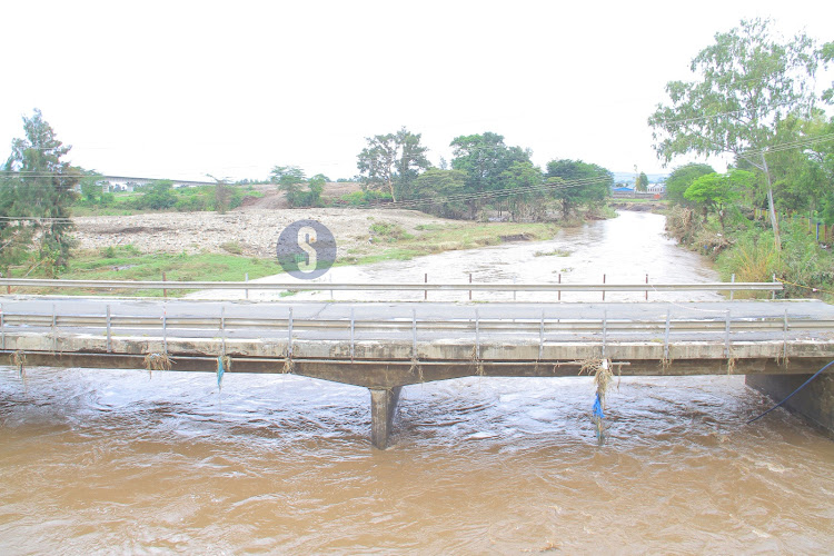 The old Athi River bridge closed by KENHA after being weakened by the ongoing heavy rains.