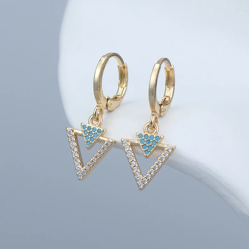 Clip d'oreille géométrique en zircon micro-serti plaqué or cuivré, un bijou élégant et intemporel pour un style sophistiqué.