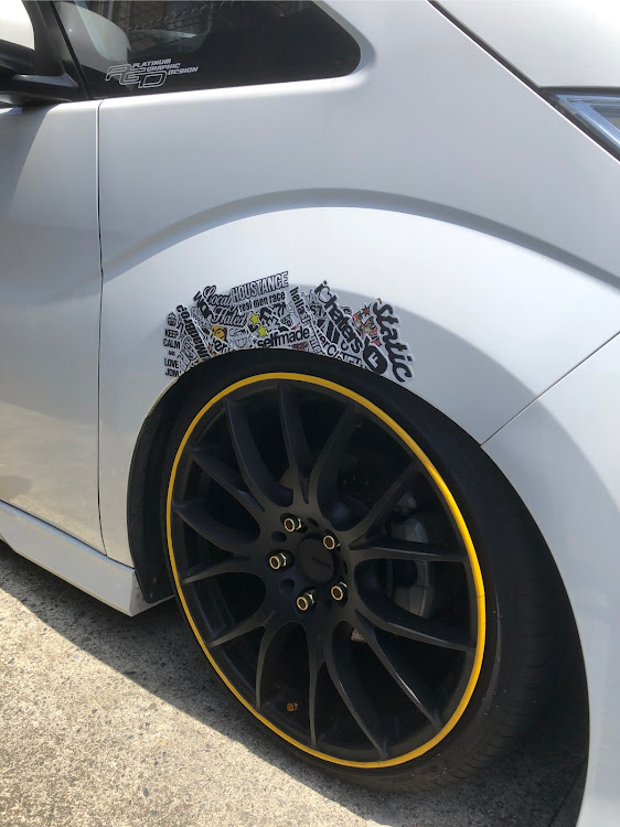 ステップワゴンのステップワゴンスパーダ・ステッカーボム・#USDM#HDM#JDM・傷隠しステッカーに関するカスタム事例の投稿画像4枚目
