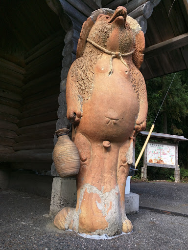 熊野バス停の狸