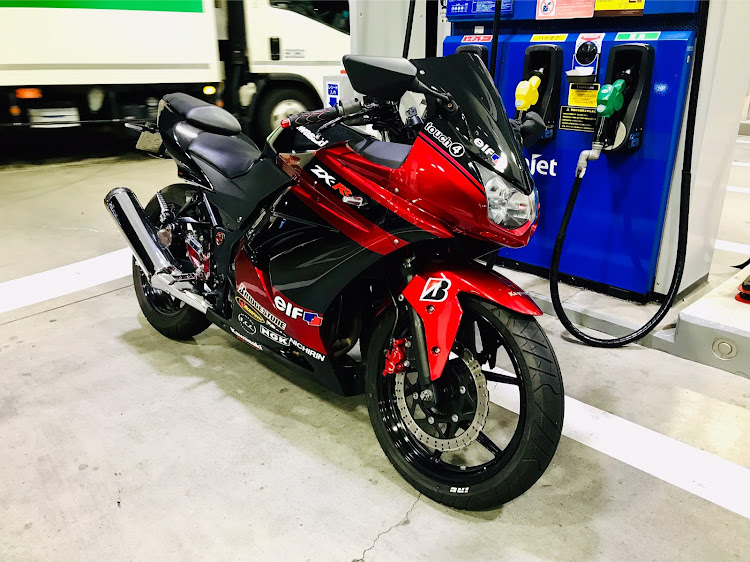 T-4のNinja250R・バイク・復活・久々の投稿・マフラー交換に関するカスタム事例の投稿画像1枚目