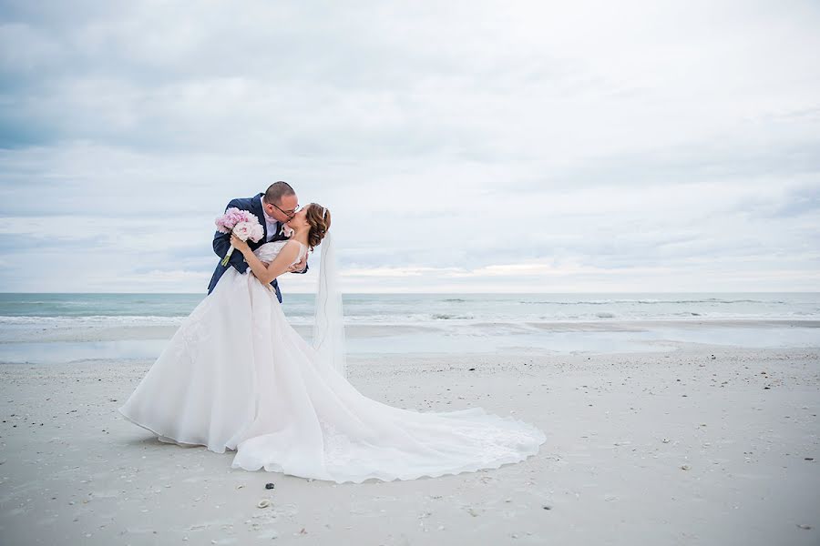 Fotógrafo de casamento Emilie Becker (bigworldphoto). Foto de 8 de outubro 2020