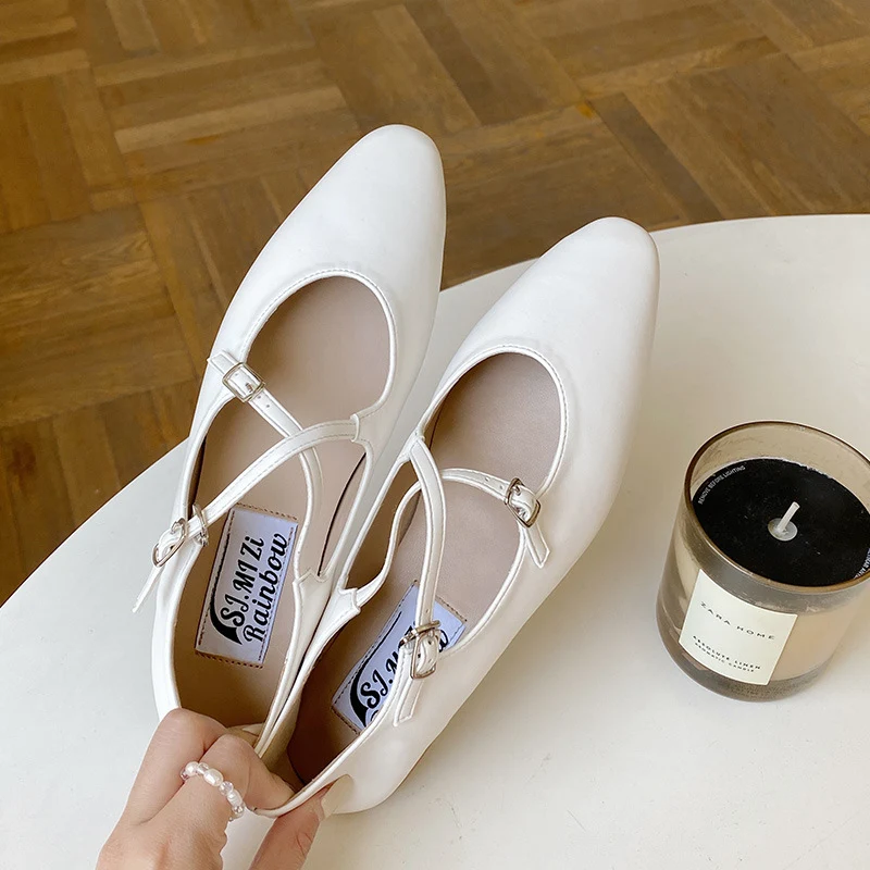 Retro Cross Buckle Flats voor Dames Comfortabele en Stijlvolle Platte Schoenen Klassiek Design Perfect voor Dagelijks Gebruik en Een Retro Look.