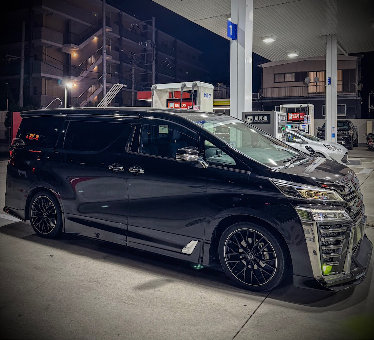 ヴェルファイアのTRDエアロ・ガソリンスタンドは盛れる・ゴールデンアイズに関するカスタム事例の投稿画像3枚目