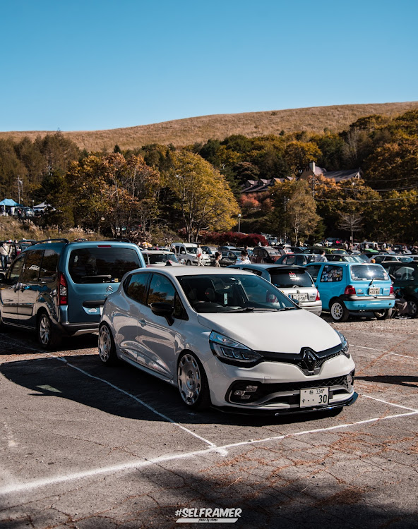 ルーテシアの紅葉と愛車・ドライブ・オフ会・FBM2022・フランス車に関するカスタム事例の投稿画像1枚目