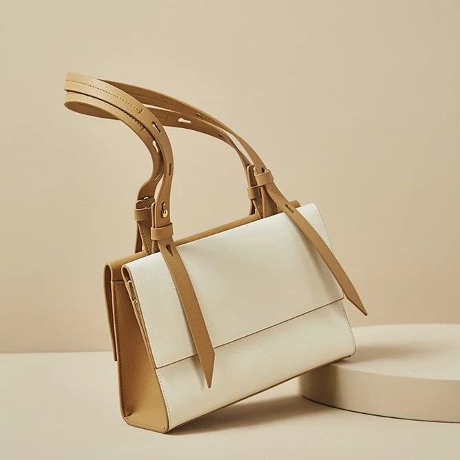 Sacs pour femmes seniors, design polyvalent et chic, conçus pour allier mode et praticité, adaptés à toutes les occasions.