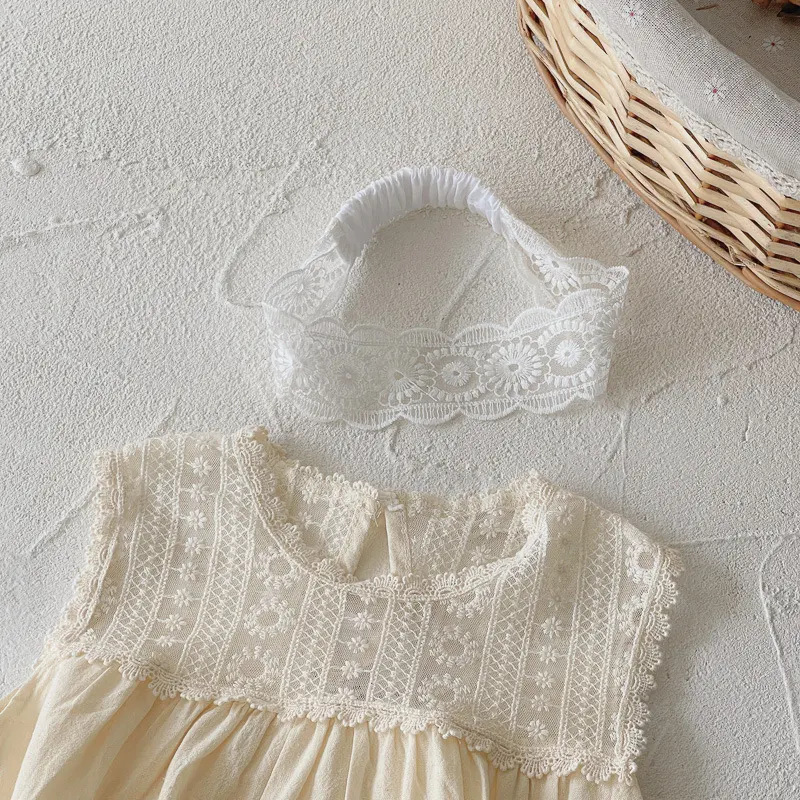 Barboteuse sans manches pour bébé en coton tissé à fleurs et dentelle, respirante et confortable, parfaite pour l'été, adorable et pratique.