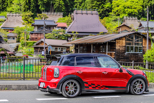 Mini クロスオーバー の速そうで速くない少し遅い車 低そうで低くない少し低い車 Hdr加工 美山かやぶきの里に関するカスタム メンテナンスの投稿画像 車のカスタム情報はcartune