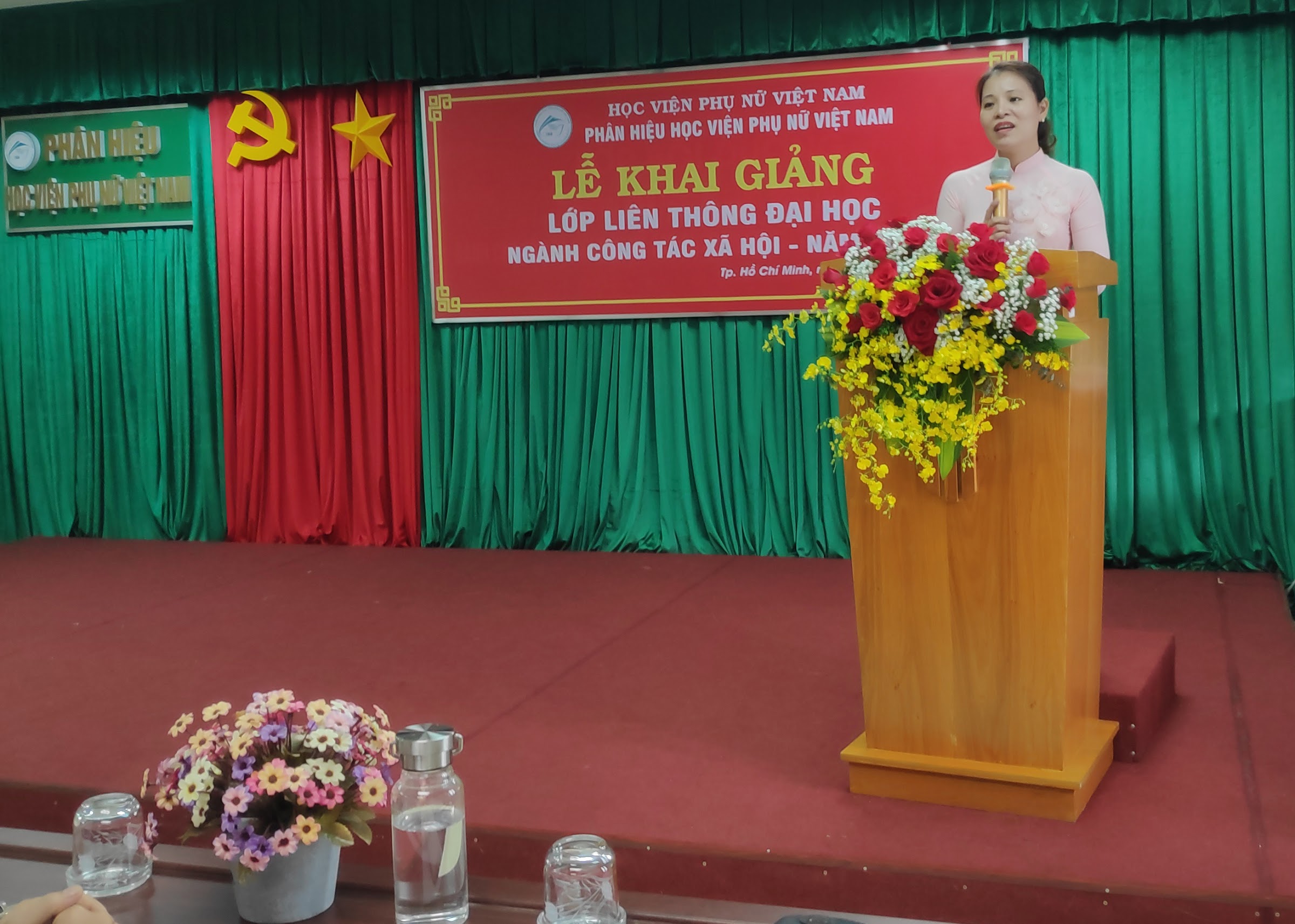 Cô Nguyễn Thị Thu hương – Phó Giám Đốc, Phụ trách Phân hiệu phát biểu khai giảng khóa học