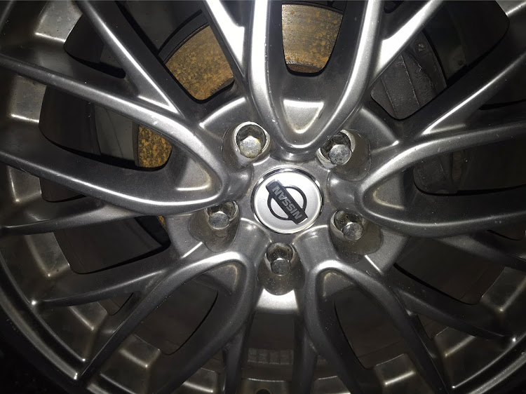 スカイラインのWRX・DIY・ホイール交換・レッドメモリー・ホイールキャップに関するカスタム事例の投稿画像2枚目