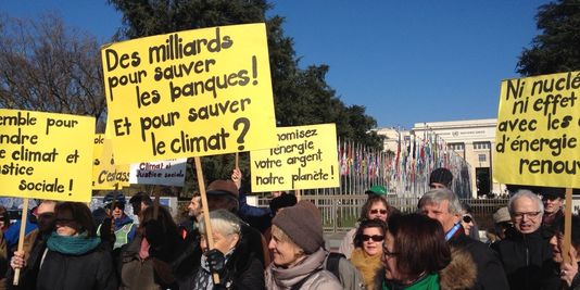 Des militants rassemblés le 11 février place des Nations, à Genève, pendant les négociations de l'ONU sur le climat