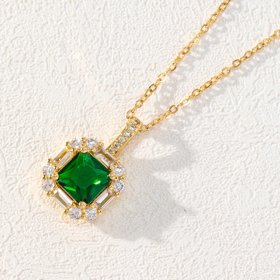 Novo Colar de Joia com Zircônia Quadrada. Adicione brilho e elegância ao seu look. Um presente perfeito para mulheres que amam joias.