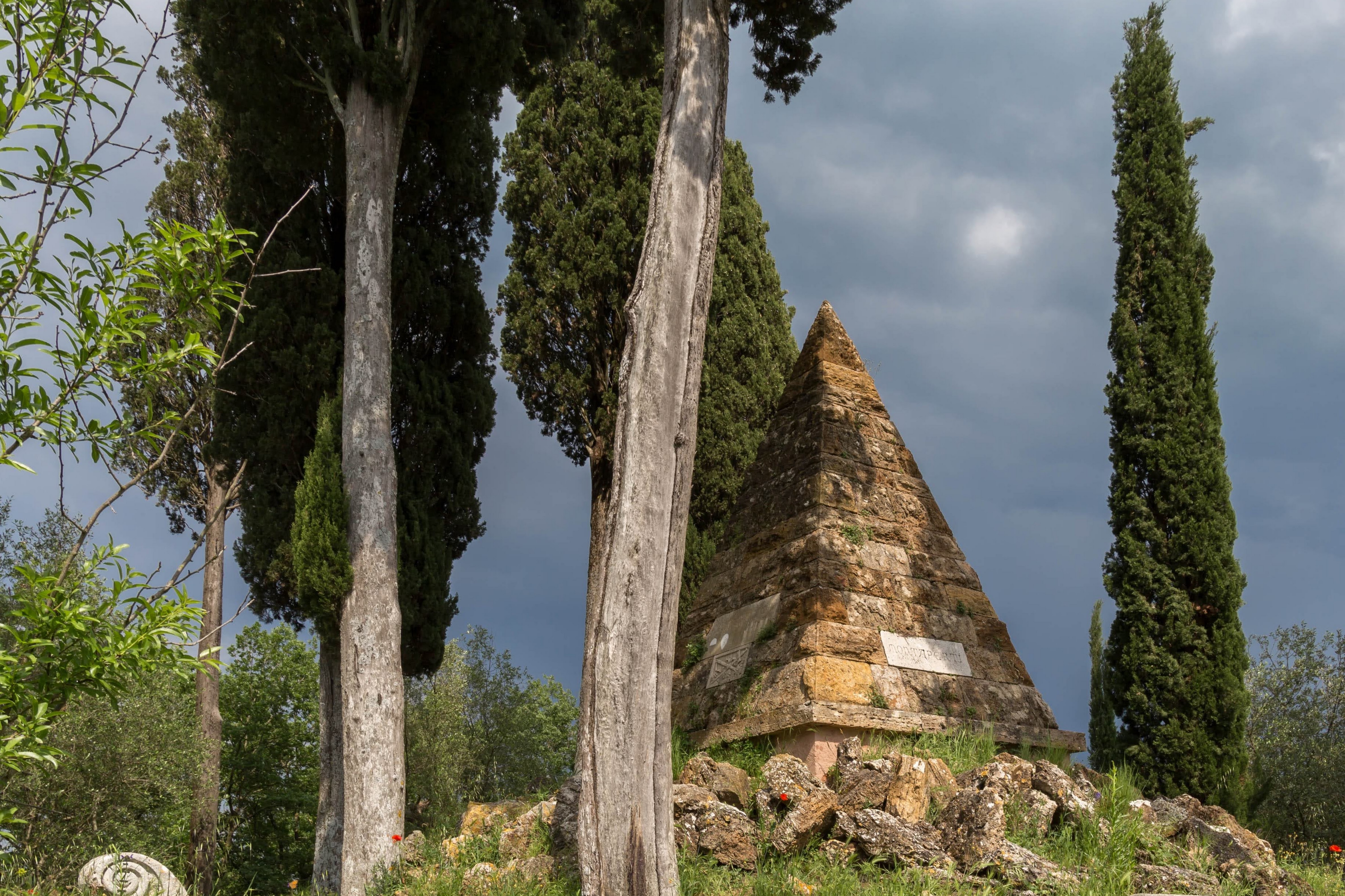 Montaperti la piramide commemorativa della battaglia, Castelnuovo Berardenga