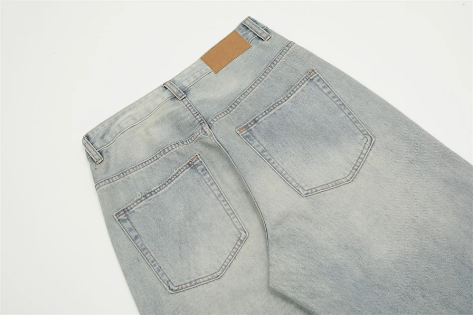 Calças jeans brancas soltas, estilo americano e lavadas. Conforto e estilo para o dia a dia, perfeitas para um visual descontraído e elegante.