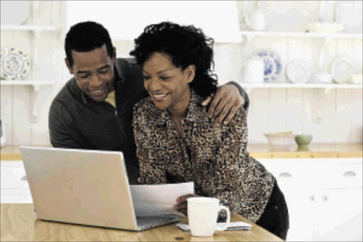 CONTENT: Couples should try to manage their finances together PHOTO: THINKSTOCK