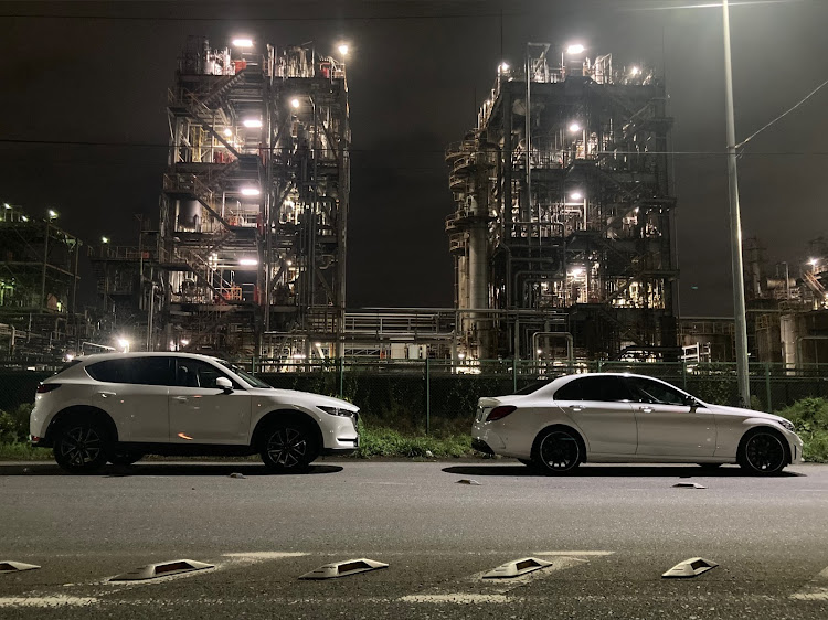 CX-5のイタリア街・千鳥埠頭・ベンツCクラス・パールホワイト勢・夜は白ボディが目立つに関するカスタム事例の投稿画像5枚目