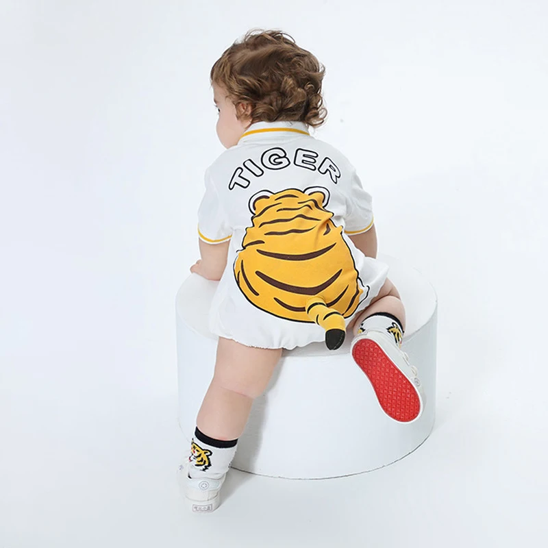Letnja zabava sa Summer Infant Outing, jednodelni trodimenzionalni kombinezon u obliku tigra, idealan za udobne i zabavne izlaske sa bebom.
