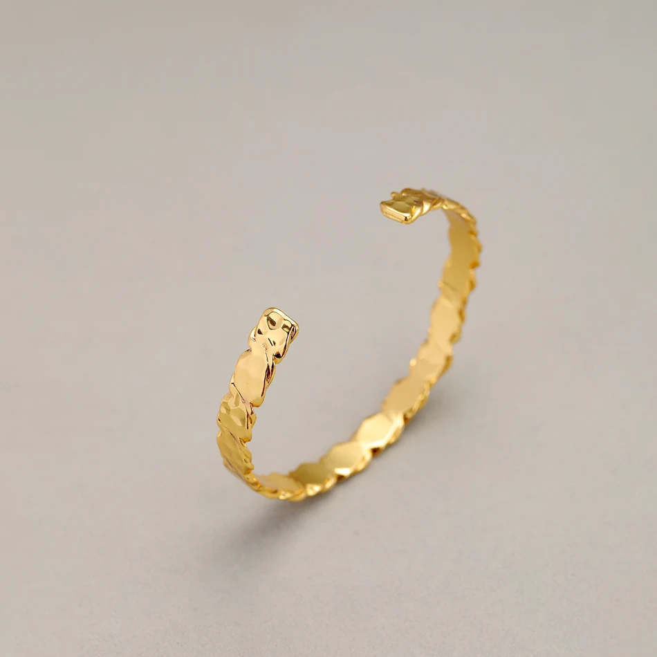 Bracelet Rétro Simple Design Pliage Minoritaire pour Femme, un bijou élégant et discret, parfait pour un style vintage et féminin