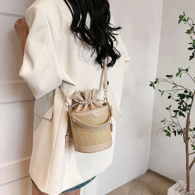 Bolso de hombro tipo cubo tejido, sencillo y elegante para el trabajo o los desplazamientos diarios, práctico y con estilo.
