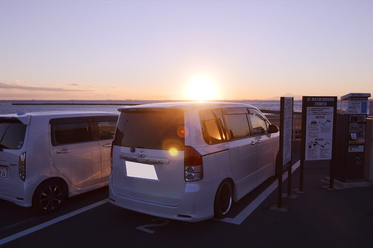 ヴォクシーのドライブ・写真が上手くなりたい・夕陽と愛車に関するカスタム事例の投稿画像1枚目