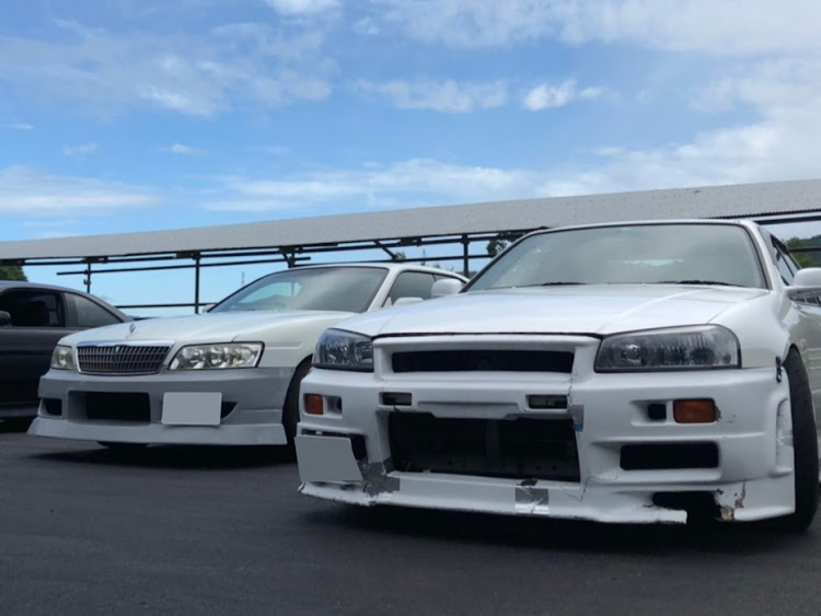 スカイラインのR34スカイライン・C35ローレル・白色・ニッサン・ほぼ一緒に関するカスタム事例の投稿画像1枚目