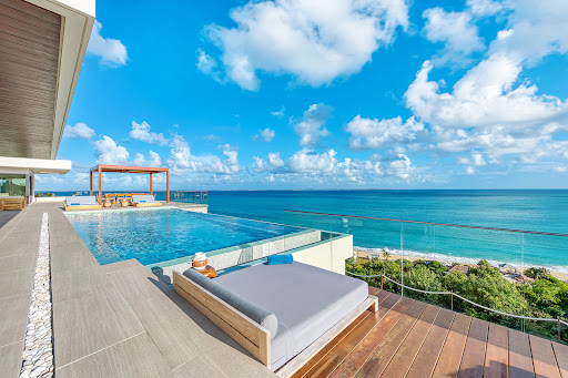Seaside villa with pool and garden 3