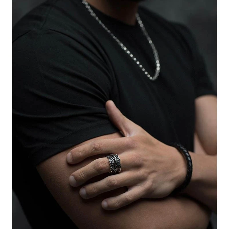 Herrenring aus Sterling Silber im Retro-Stil mit personalisiertem Band. Einzigartiges Schmuckstück mit Gravur für Ihn.