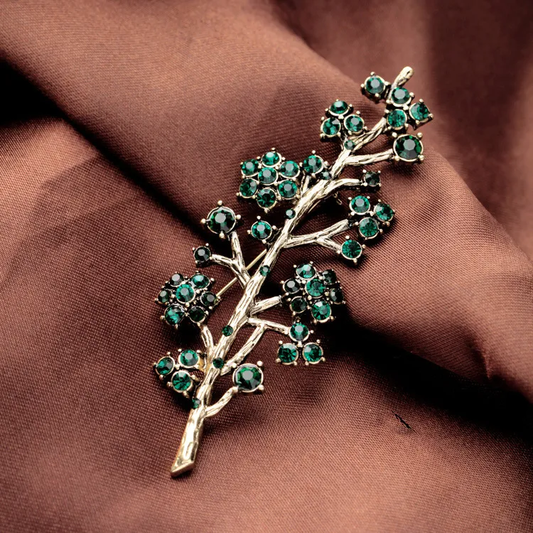 Broche de haute qualité avec branches et diamants — un bijou élégant qui ajoute une touche de brillance et de sophistication à toute tenue.