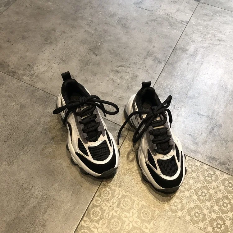 Retro platform sneakers met trendy kleurencombinaties. Ontdek de perfecte schoen voor elke outfit en geniet van comfort en stijl in één.