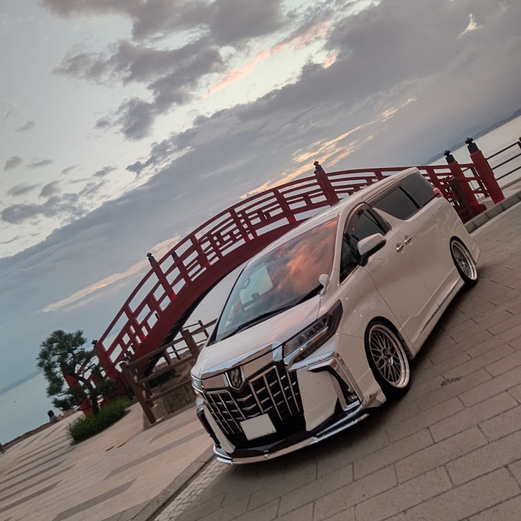 アルファードの#車写活・夕暮れと愛車・舘山寺志ぶき橋・New Wheelsに関するカスタム事例の投稿画像1枚目