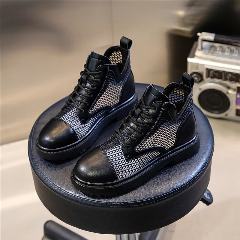 Title 6, Ademende, platte Martin boots voor elke outfit....