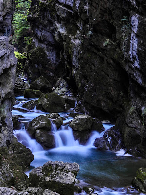 Fiume in una gola di montagna  di Capirizzo