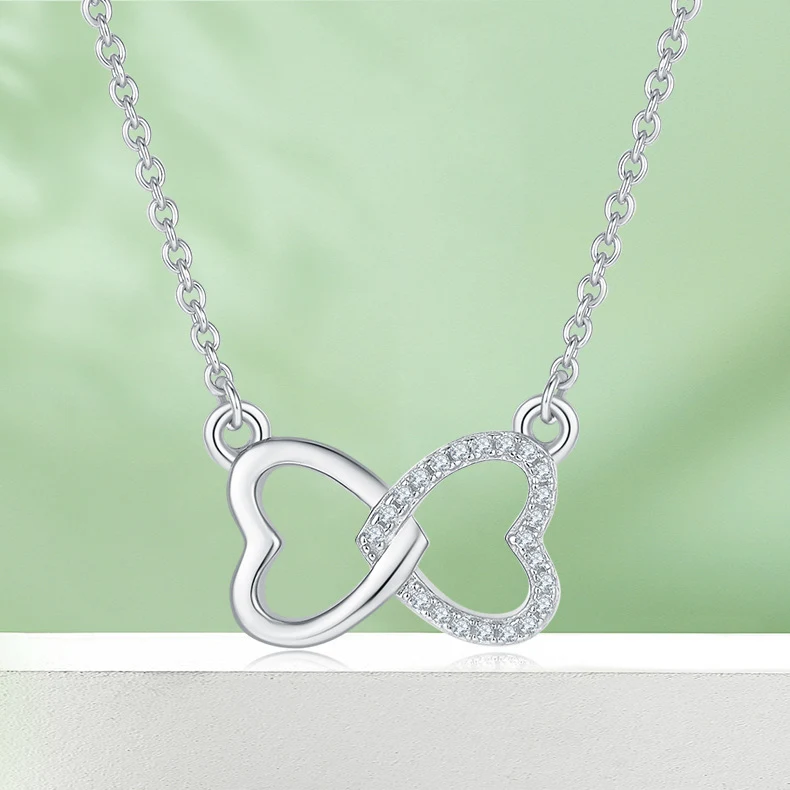 Pendentif simple en forme de cœur, de haute qualité et de niche. Un cadeau parfait pour l'usage quotidien, romantique ou un anniversaire.
