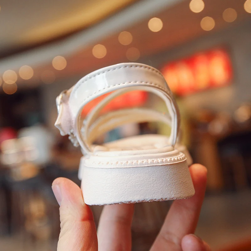 Claquettes à strass antidérapantes pour enfants, semelle souple, confortables et tendance. Chaussures de mode pour enfants.