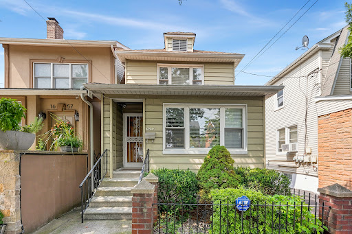 Buy this luxury house in New York (United States) - Two-story house with garden