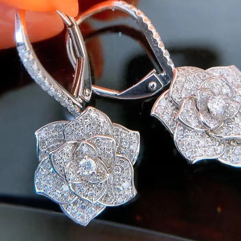 Boucles d'oreilles camélia diamantées entièrement incrustées en carbone élevé pour femmes. Éclat et raffinement intemporels. Bijoux de luxe pour femmes élégantes.