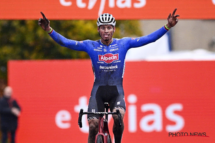 Mathieu van der Poel domineert en wint eerste duel met Wout van Aert in Wereldbeker Antwerpen