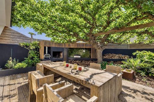 Outdoor wooden table under tree - Prestige house for sale in Palavas-les-Flots, 6 rooms, 3 bedrooms