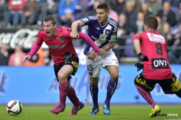 Papa Mitrovic zet Anderlecht op deze manier met rug tegen de muur