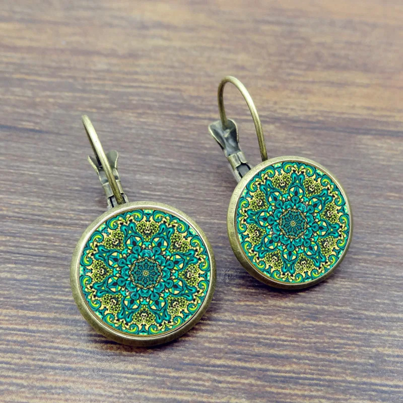 Boucles d'oreilles à crochet françaises argentées tendance, élégantes et confortables, parfaites pour toutes les occasions. Sublimez votre style avec éclat.