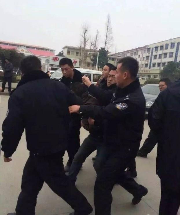 南信阳市固始县的近千名教师自12月22日起已连续3天聚集在县政府外请愿。(忻霖提供)