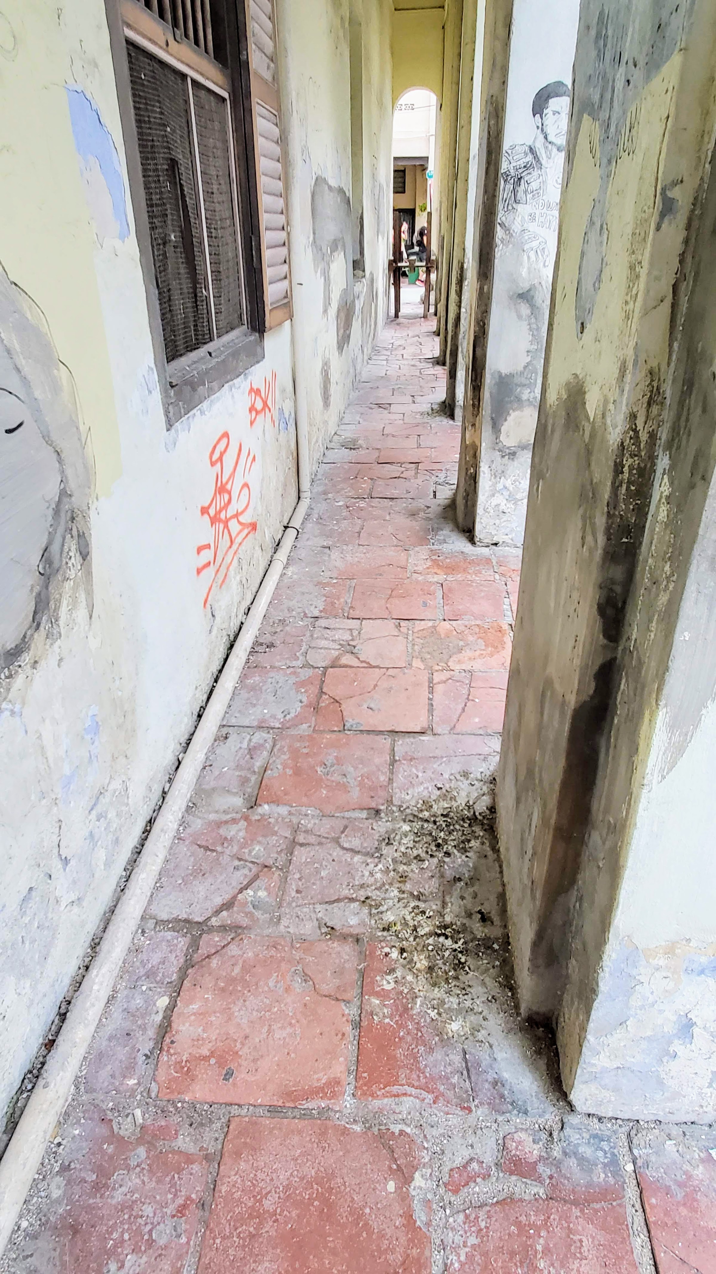 Tips on visiting George Town Street Art: one of the 52 steel rod sculptures as part of Voices of the People. Narrowest Five Foot Way by Julian Kam: The ‘five foot way’ of Wan Hai Hotel shown here is said to be the narrowest in Penang and is obviously not actually five feet across, as the painting cheekily points out.