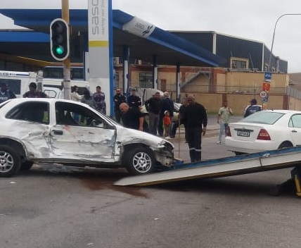 One person was killed and another two seriously injured in an accident at the Drew Street and Stanford Road intersection on Sunday morning. According to police, one of the drivers ran away from the scene after the crash. The accident happened at about 8:30am when a Toyota Corolla and a Corsa Lite car collided.