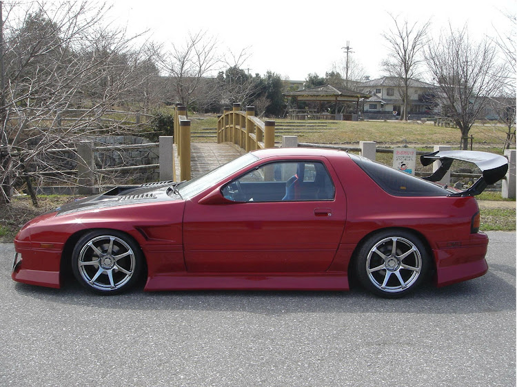 RX-7の塗装・ロータリー・赤・エアロ・滋賀県に関するカスタム事例の投稿画像1枚目