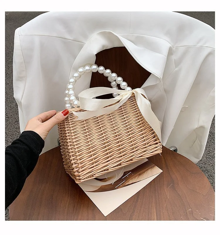 Sac à main perlé texture style western en paille tressée, un accessoire élégant et tendance pour compléter vos tenues.